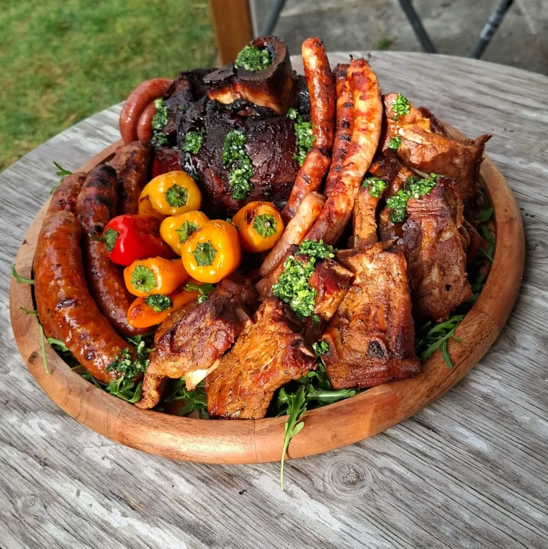 Gemischte Grillplatte mit Rippchen, Haxe und Würsten