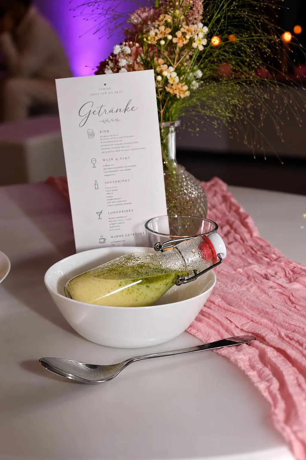 Getränkekarte und grüne Suppe in der Bügelflasche bei einer Feier