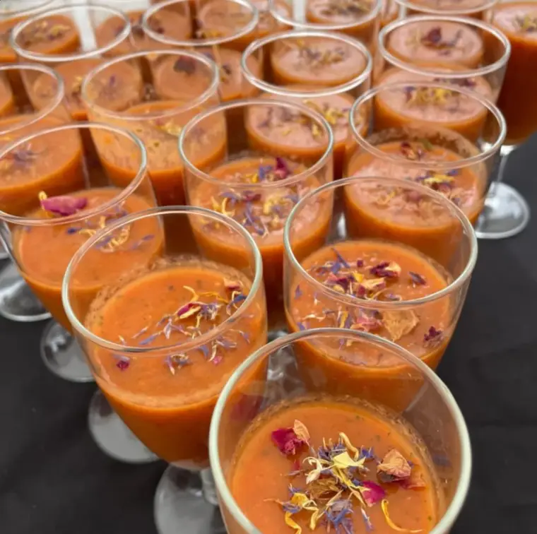 Kalte Tomatensuppe im Glas