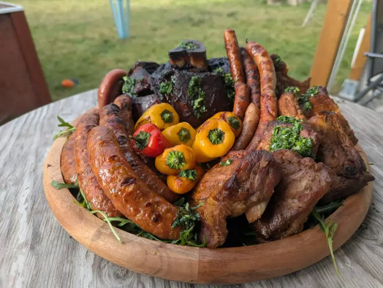 Grillplatte mit Würsten und Rippchen