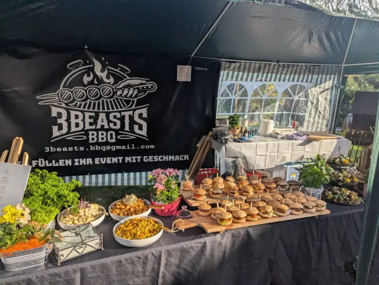3Beasts-BBQ-Stand mit Banner und Buffet